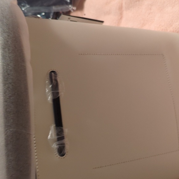 Ralph Lauren leather bag. - Picture 2 of 16